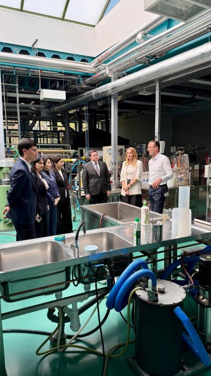 grupa ludzi w laboratorium