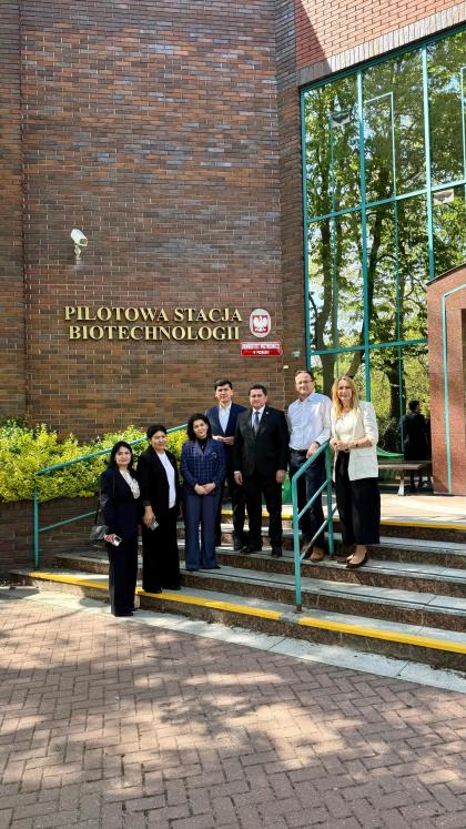 grupa ludzi przed budynkiem