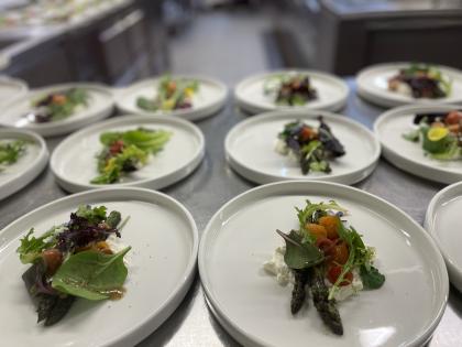 zestaw dań na talerzu