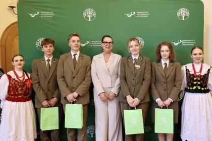Grupa osób z nagrodami