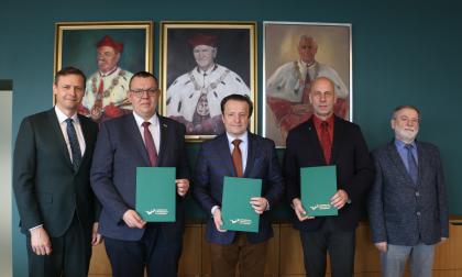 Grupa mężczyzn w Sali Senatu