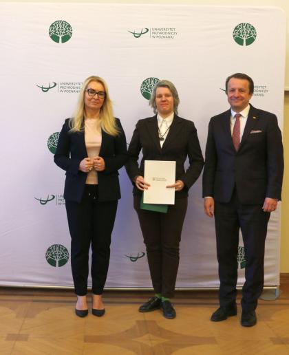 Trzy osoby na ściance UPP 