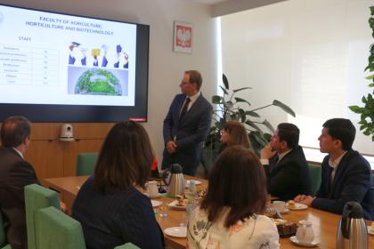 grupa osób w sali podczas prezentacji