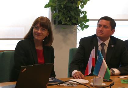 kobieta i mężczyzna przy stole