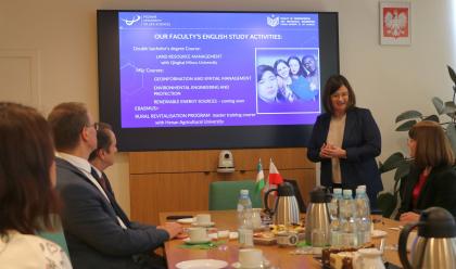 grupa osób w sali podczas prezentacji