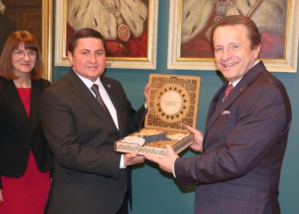 dwóch mężczyzn w sali, wręczanie nagrody