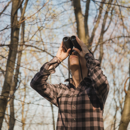 mężczyzna obserwujący ptaki