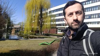 Mężczyzna na tle kampusu UPP