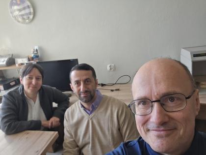 Trzy osoby w pomieszczeniu