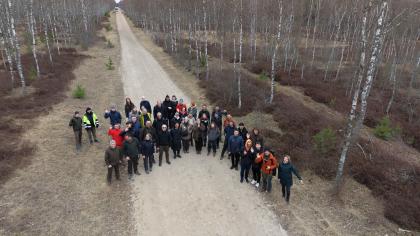 Grupa osób w lesie - zdjęcie wykonane dronem