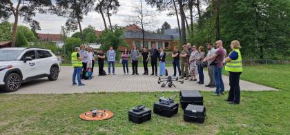 grupa osób podczas pokazu technologii pomiarowych