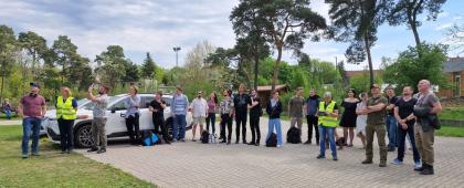 grupa osób podczas pokazu technologii pomiarowych