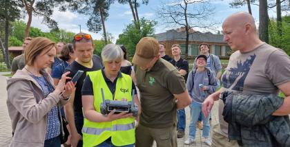 grupa osób podczas pokazu technologii pomiarowych