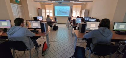 grupa osób podczas pokazu technologii pomiarowych, w sali ćwiczeniowej
