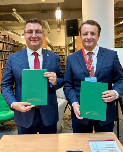 Dwóch mężczyzn elegancko ubranych