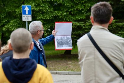 Uczestnicy wydarzenia Noc Muzeów na UPP podczas spaceru