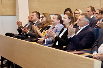 Grupa osób w sali wykładowej