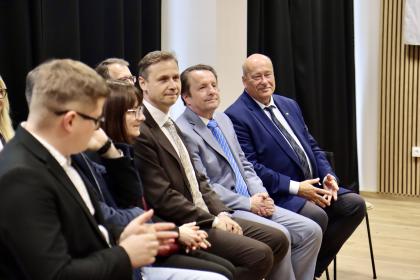 grupa osób w sali