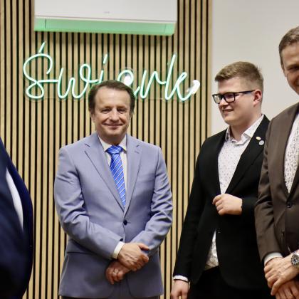 grupa osób w sali