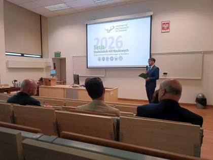 Mężczyzna podczas przemówienia