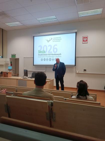 Mężczyzna podczas przemówienia