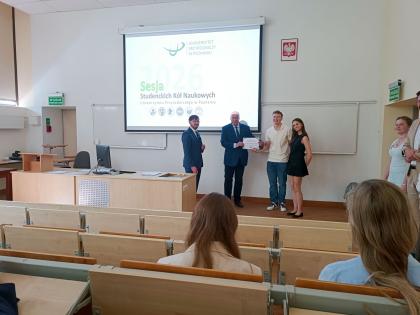 Grupa osób podczas prezentacji