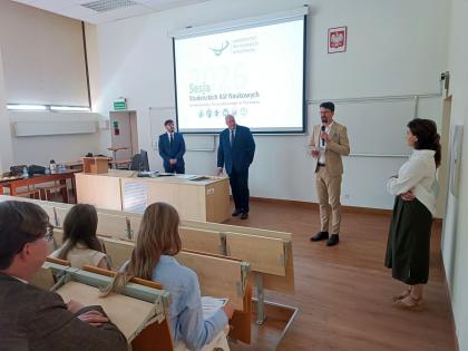 Mężczyzna podczas przemówienia