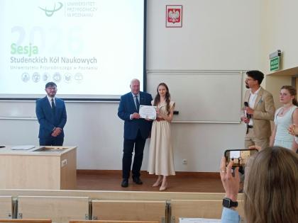 Osoby w sali podczas wręczania dyplomu