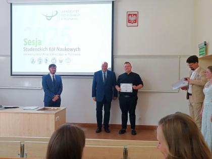 Osoby w sali podczas wręczania dyplomu