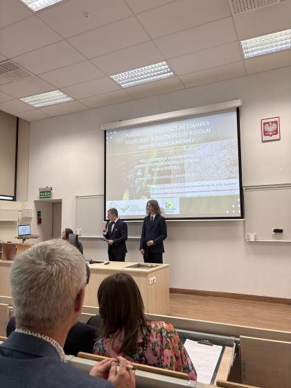 Grupa osób podczas prezentacji