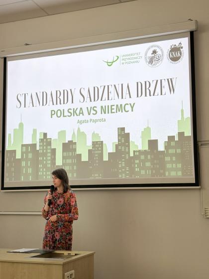 Kobieta podczas prezentacji