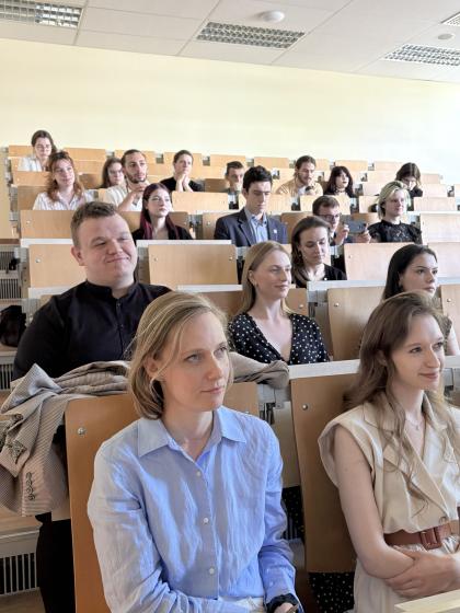 Grupa osób w sali