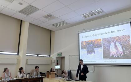 Grupa osób podczas prezentacji