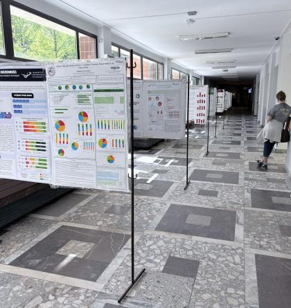 Wystawa plakatów na korytarzu 