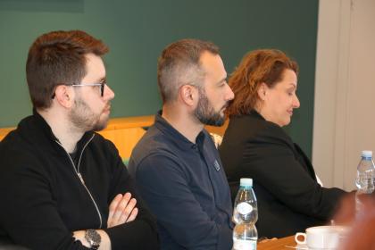 Grupa osób w sali