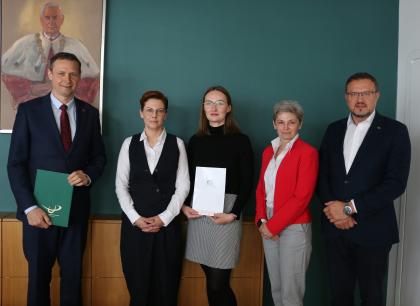 Grupa osób pozuje do zdjęcia