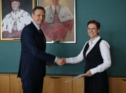 Kobieta i mężczyzna podczas uścisku dłoni
