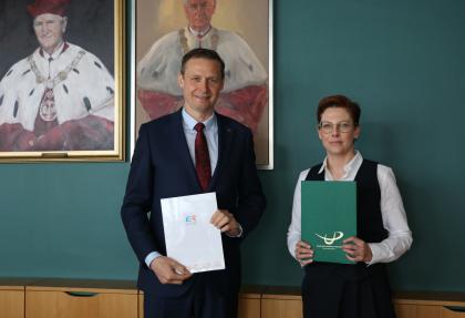 Kobieta i mężczyzna trzymają dokumenty