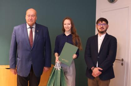 Wręczenie dyplomów, trzy osoby podczas pamiątkowego zdjęcia