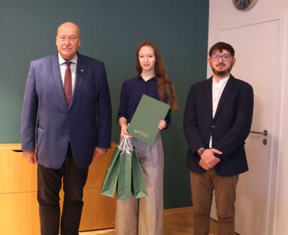 Wręczenie dyplomów, trzy osoby podczas pamiątkowego zdjęcia