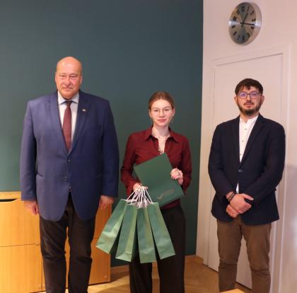 Wręczenie dyplomów, trzy osoby podczas pamiątkowego zdjęcia