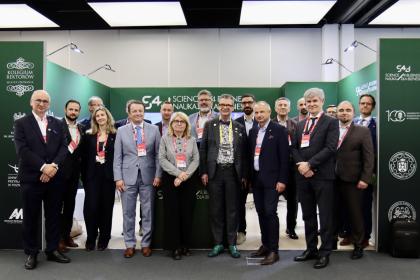 grupa osób na stoiku podczas IMPACT 2026