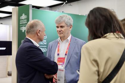 grupa osób na stoiku podczas IMPACT 2026