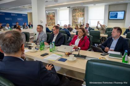 Grupa osób w sali podczas obrad
