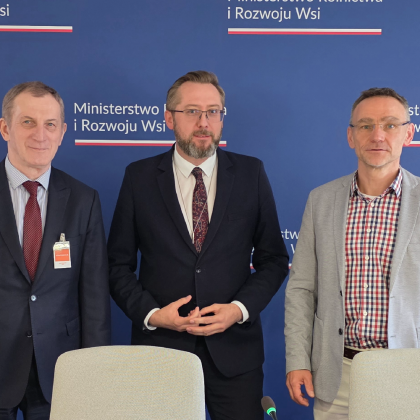 trzech mężczyzn na ściance