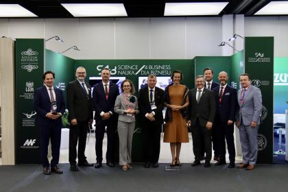 grupa osób na stoiku podczas IMPACT 2026