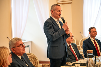 Mężczyzna podczas przemówienia