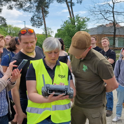 grupa osób podczas pokazu technologii pomiarowych