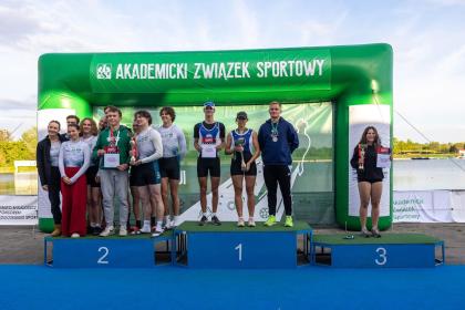 grupa osób na podium