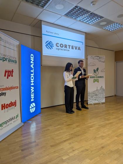 dwie osoby w sali podczas przemówienia